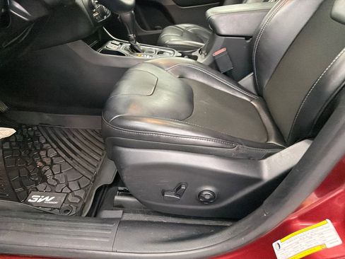 Used 2019 Jeep Cherokee Latitude Plus w/ Comfort/Convenience Group FWD image 10