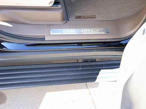 Used 2021 GMC Yukon Denali w/ Denali Premium Package image 12