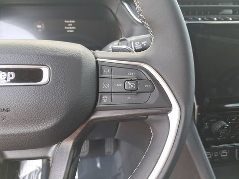 Certified 2023 Jeep Grand Cherokee Limited w/ Luxury Tech Group II AWD/4WD image 19