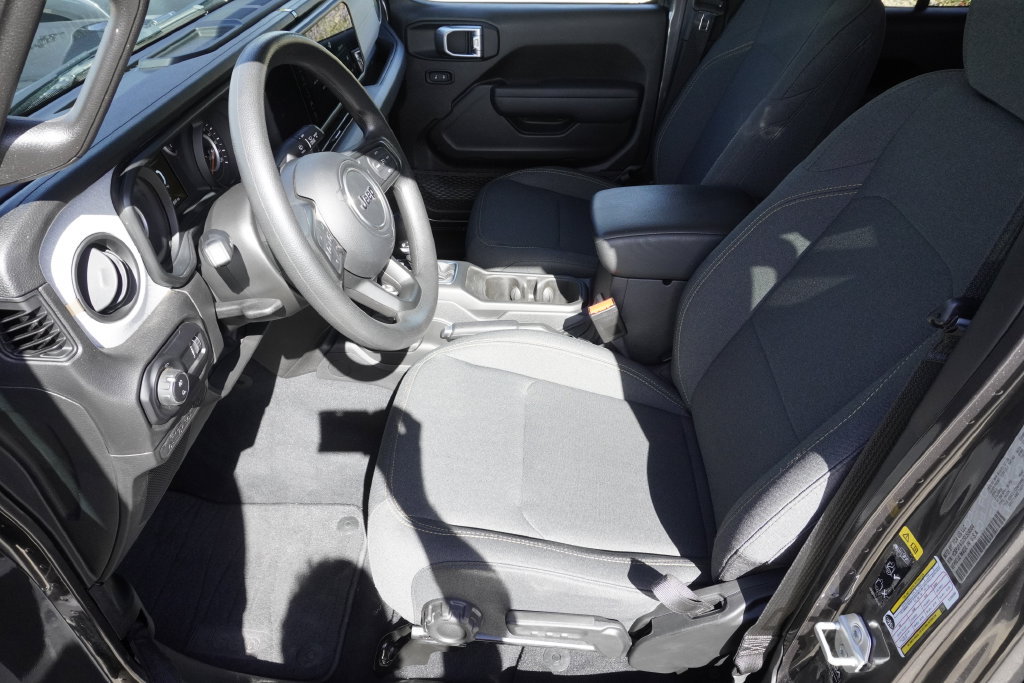 Used 2025 Jeep Gladiator Sport AWD/4WD image 19
