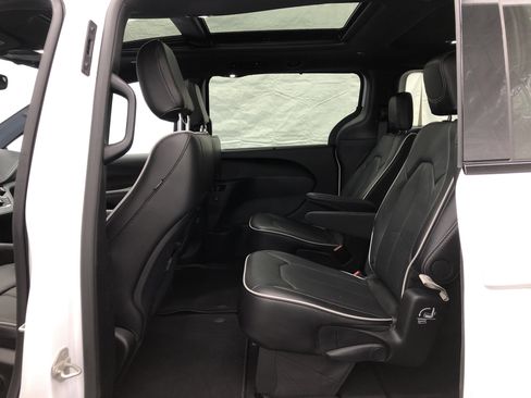 Certified 2024 Chrysler Pacifica Limited w/ S Appearance Package image 13