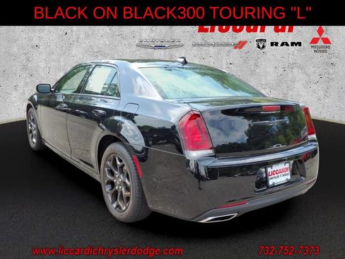 Used 2022 Chrysler 300 Touring L w/ Popular Equipment Group AWD/4WD image 4