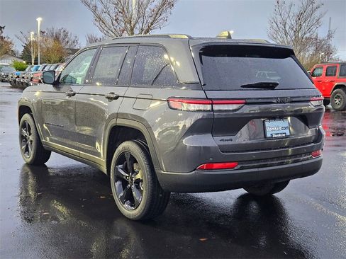 New 2025 Jeep Grand Cherokee Altitude image 4
