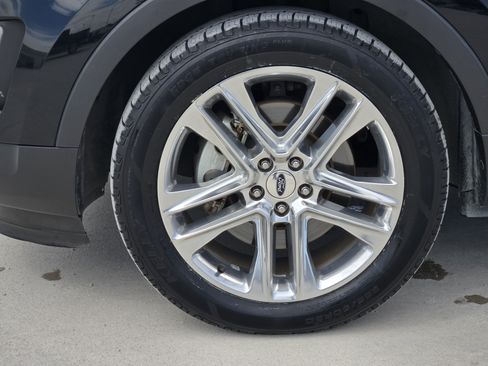 Used 2017 Ford Explorer XLT w/ Equipment Group 202A FWD image 12