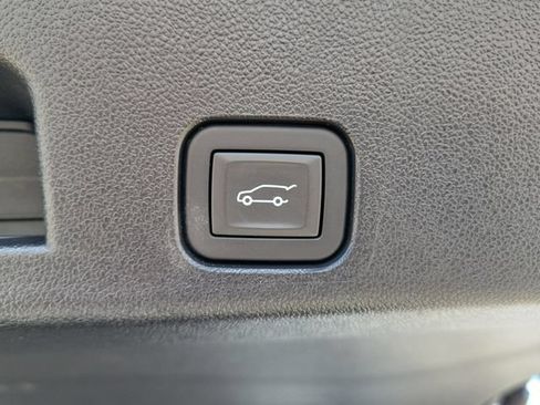 Used 2025 GMC Acadia Elevation FWD image 9