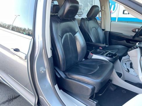 Used 2019 Chrysler Pacifica Touring-L image 25