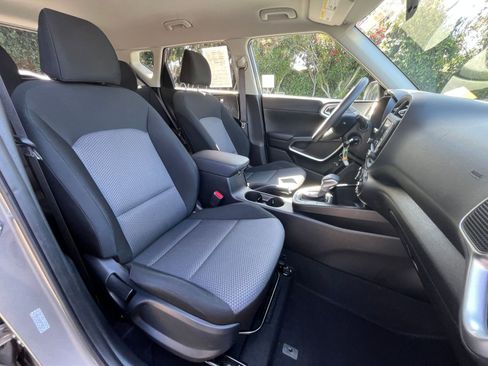 Used 2025 Kia Soul LX w/ LX Technology Package FWD image 34