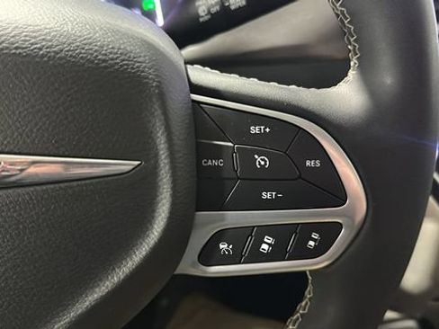 Used 2024 Chrysler Pacifica Touring-L FWD image 13