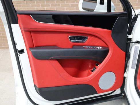 Used 2023 Bentley Bentayga Extended Wheelbase image 18