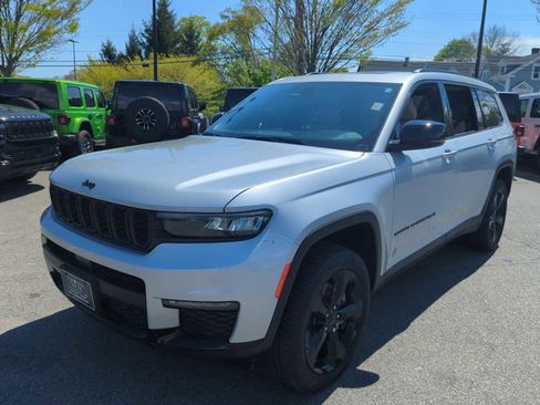 Used 2024 Jeep Grand Cherokee L Limited w/ Black Appearance Package AWD/4WD image 2