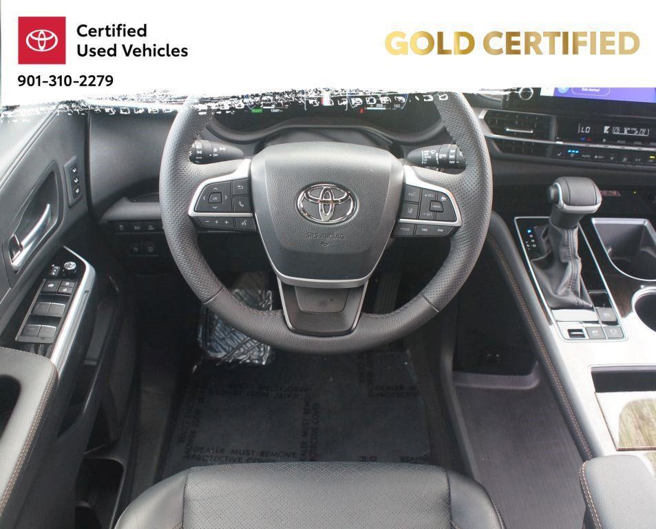 Used 2025 Toyota Sienna Platinum AWD/4WD image 5