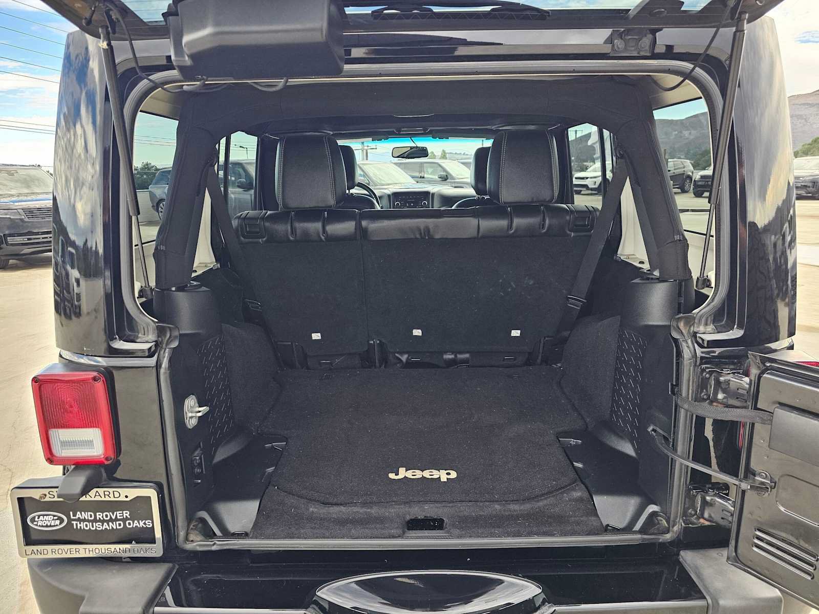 Used 2016 Jeep Wrangler Unlimited Sahara w/ Connectivity Group AWD/4WD image 14