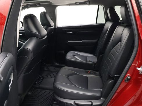 Used 2024 Toyota Highlander XLE FWD image 19