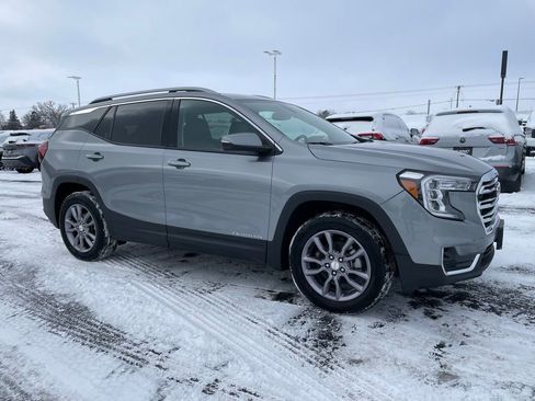 Used 2023 GMC Terrain SLT image 2