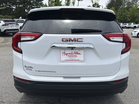Used 2024 GMC Terrain SLE FWD image 15
