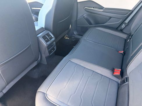 Used 2025 Volkswagen Taos SE FWD image 15