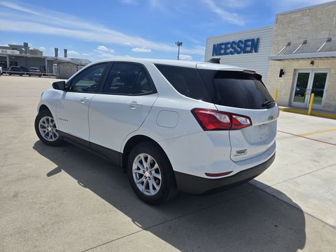 Used 2021 Chevrolet Equinox LS w/ LS Convenience Package image 4