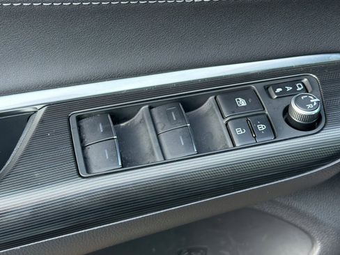 Used 2021 Toyota Venza Limited image 12