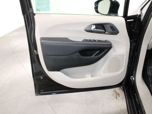 Used 2024 Chrysler Pacifica Touring-L image 23