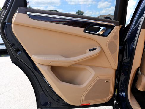 Used 2017 Porsche Macan S image 21