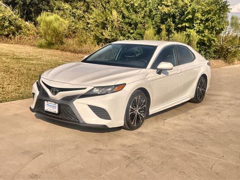 Used 2019 Toyota Camry SE FWD image 2