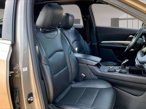Used 2022 Cadillac XT4 Premium Luxury w/ Enhanced Visibility Package FWD image 7
