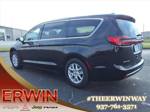 Used 2024 Chrysler Pacifica Touring-L FWD image 5