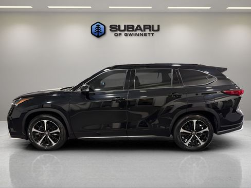 Used 2022 Toyota Highlander XSE FWD image 2