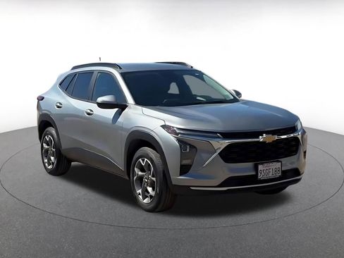 Used 2025 Chevrolet Trax LT image 3