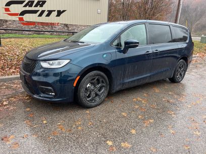 Used 2022 Chrysler Pacifica Limited w/ S Appearance Package