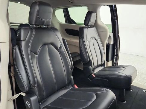 Used 2023 Chrysler Pacifica Touring-L FWD image 38
