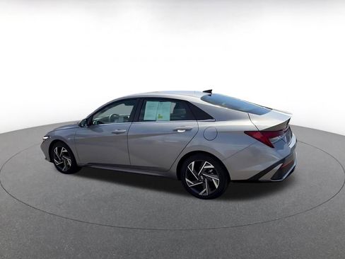 Used 2025 Hyundai Elantra Limited FWD image 10