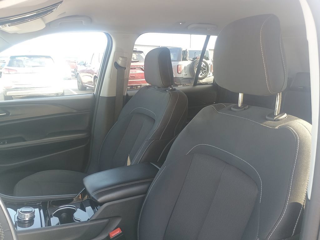 Used 2023 Jeep Grand Cherokee Laredo w/ Luxury Tech Group I AWD/4WD image 14