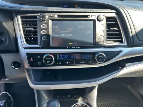 Used 2018 Toyota Highlander XLE AWD/4WD image 3