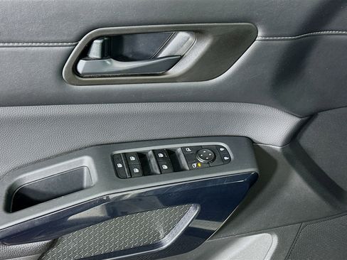 Used 2025 Nissan Pathfinder S image 15