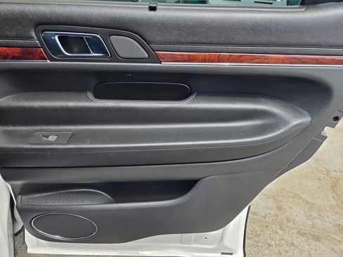 Used 2010 Lincoln MKT AWD image 18