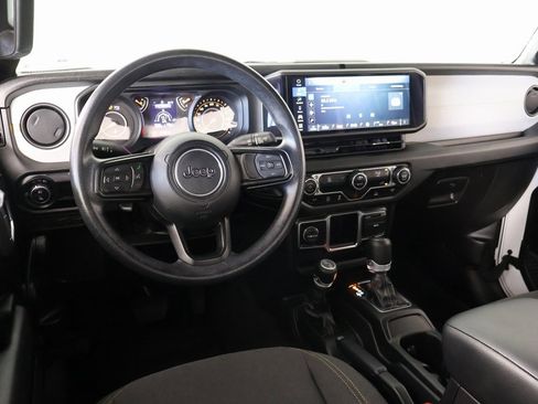 Used 2024 Jeep Gladiator Sport image 2