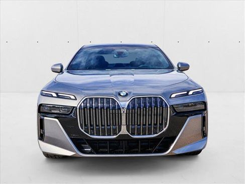 Used 2025 BMW 740i xDrive AWD/4WD image 2