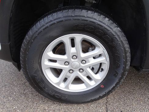 Used 2023 Jeep Grand Cherokee Laredo image 44