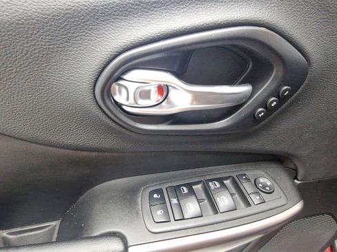 Used 2019 Jeep Cherokee Limited image 15