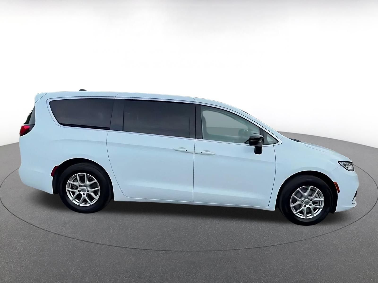 Used 2024 Chrysler Pacifica Touring-L FWD image 15