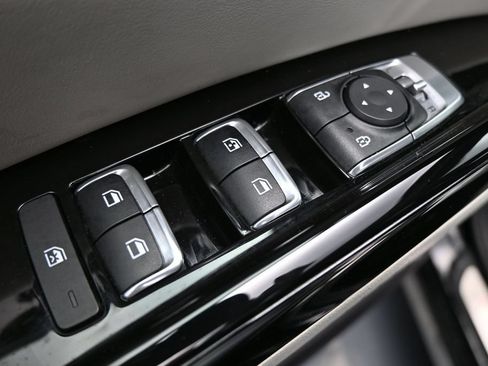 Used 2024 Kia Carnival EX FWD image 11