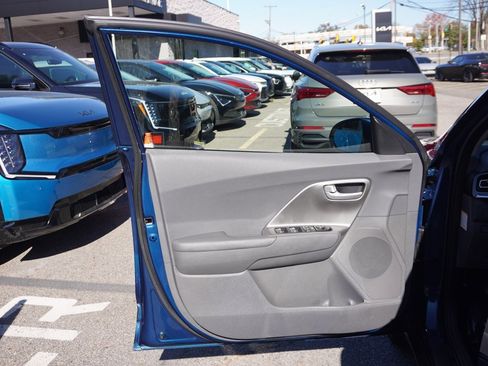 Used 2022 Kia Niro LX image 19