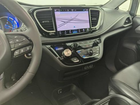 Used 2024 Chrysler Pacifica Limited FWD image 19