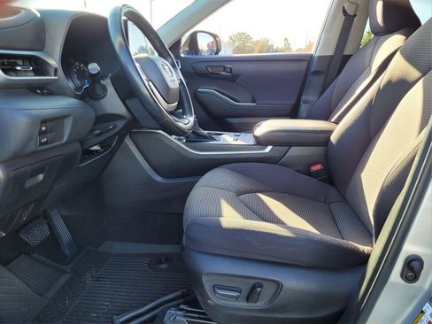 Certified 2023 Toyota Highlander LE image 4