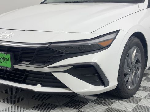 Used 2024 Hyundai Elantra SEL image 11