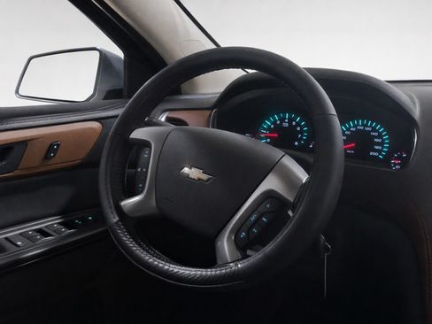 Used 2017 Chevrolet Traverse LT w/ Style and Technology Package FWD image 18