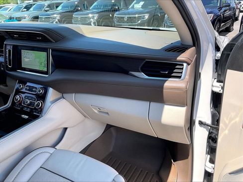 Used 2022 GMC Yukon Denali w/ Denali Premium Package AWD/4WD image 12