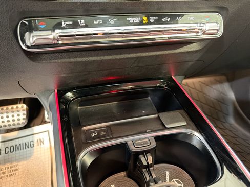 Used 2022 Mercedes-Benz GLB 250 image 19