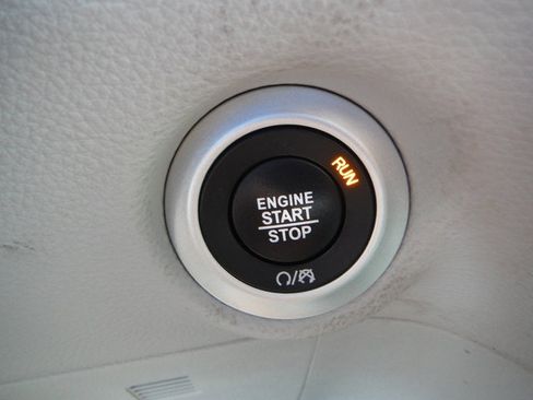 Used 2021 Chrysler Pacifica Touring-L w/ Uconnect Theater Family Group FWD image 21